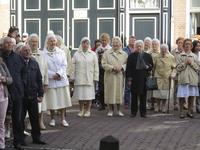 872120 Afbeelding van het publiek, waaronder veel Zusters, bij de onthulling van het uitlegbord van de gemeente Utrecht ...